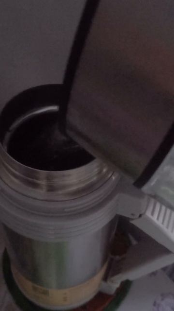 Наливаем кипяток в термос Арктика 17-ого Февраля из эле