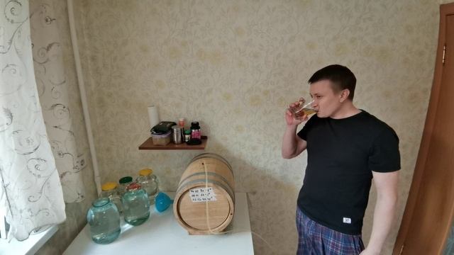 Сливаем Бурбон с бочки после выдержки