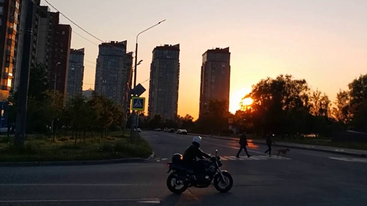 Рыбацкий проспект на закате, Петербург. 14 июня 2023.