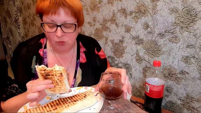 Едим вместе/Ну.очень большая шаурма/Что не съем,то понадкусываю/И расскажу немного о себе/Замужем и