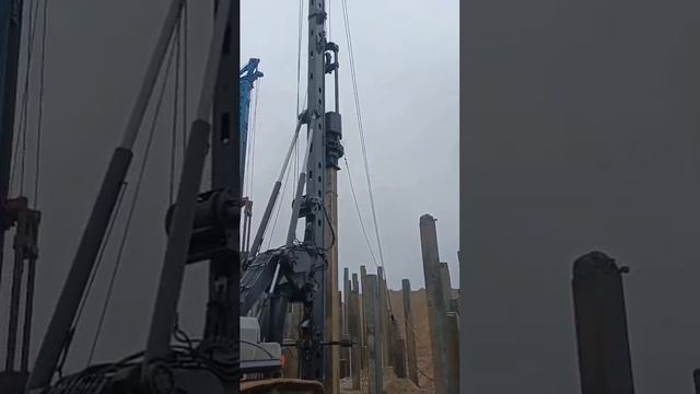 Полноповоротная сваебойная установка КБУРГ-14 погружает сваи на объекте "Сахалин-3
