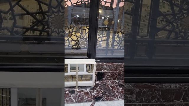 Садака в мечети