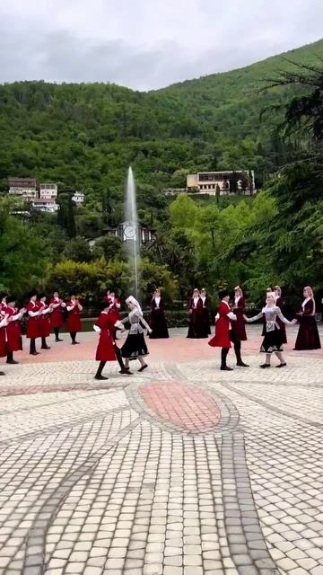 Молодёжный ансамбль народного танца «Афыртын» выступает в Гагре весной в мае 2025 года