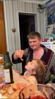 Как внучка 👧 перехитрила дедушку 👴.