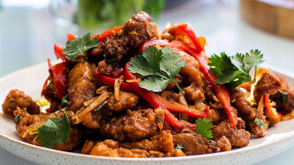 Жареная курица на сковороде с корочкой и чесноком