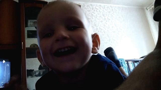 Прикол.Хитрый малыш шутит про налоги.( A cunning baby jokes about taxes)