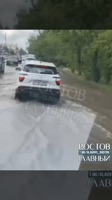 КОММУНАЛЬНЫЙ ПОТОП: в районе Каскадной и Золотистой дорогу уже неделю топит коммунальный потоп.