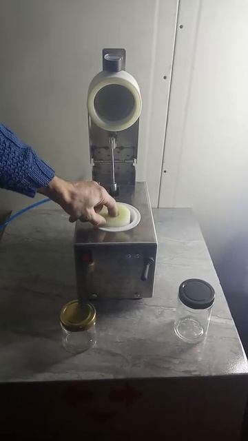 Вакуумный укупорщик банок типа Twist OFF.