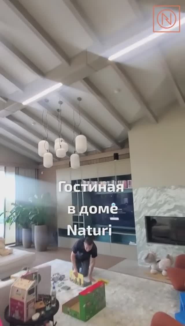 КАК ВАМ ТАКОЙ ДИЗАЙН? СВЕТ И ПРОСТОР В ГОСТИНОЙ Гостиная в доме из вертикального бруса NATURI#Shorts