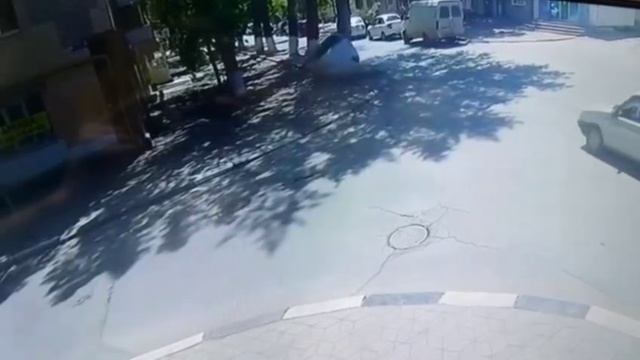 НЕУДАЧНАЯ ПАРКОВКА: в Белой Калитве автомобиль перевернулся при попытке припарковаться.
