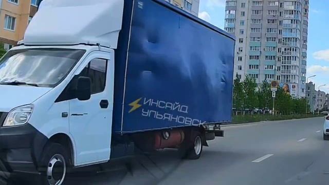 Вот, что творят детишки на электросамокатах на дороге. Еще и на встречке😡
