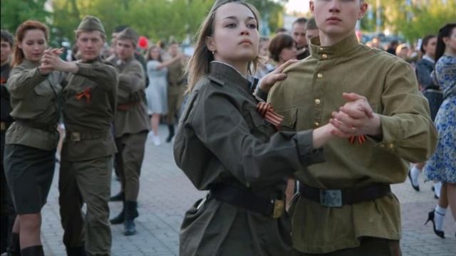 Иосиф Кобзон-Тучи в голубом.
