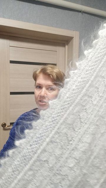 Белый теплый пуховый палантин.