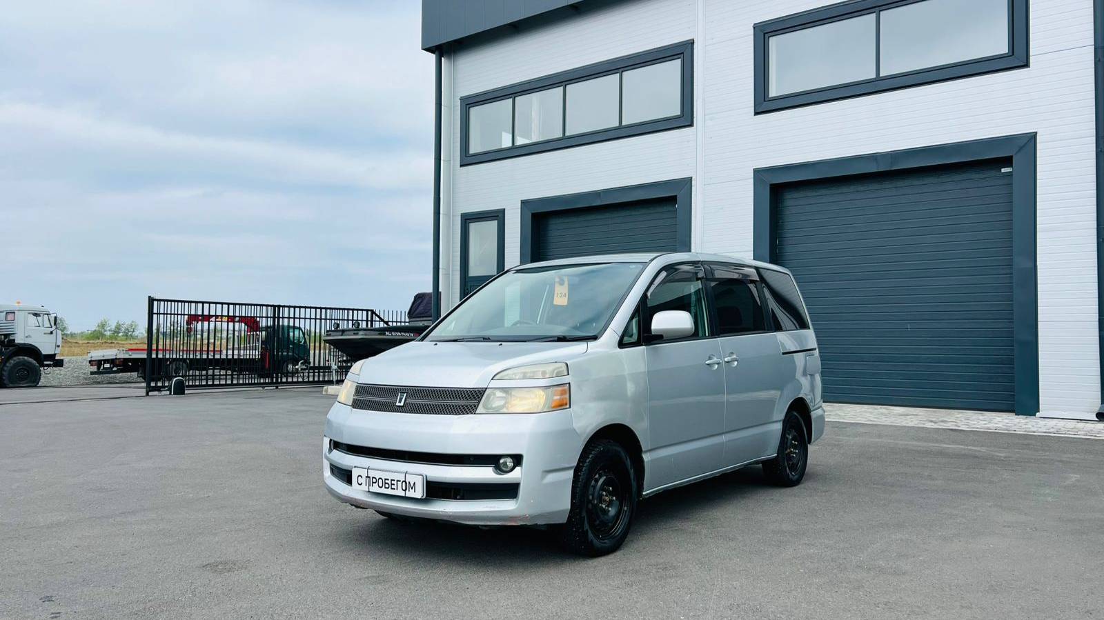Toyota Voxy, 2005 год