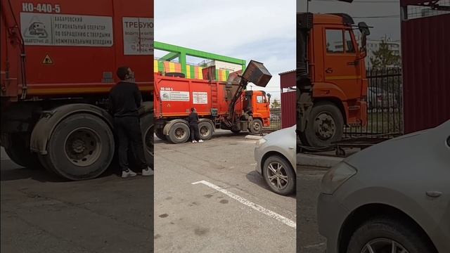 Мусоровоз на улице Сысоева 12