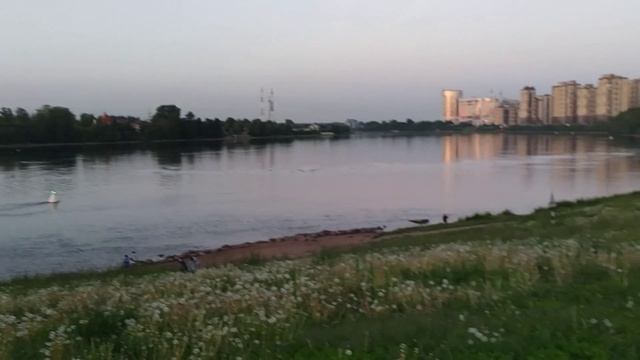 Вечером у Невы, 14 июня 2023.
