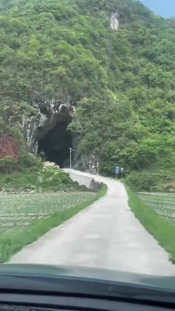 🌄 В Китае есть дорога, которая пролегает через пещеру