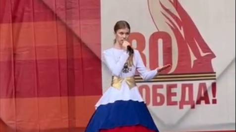 Ученица нашей школы исполнила песню "За Победу".