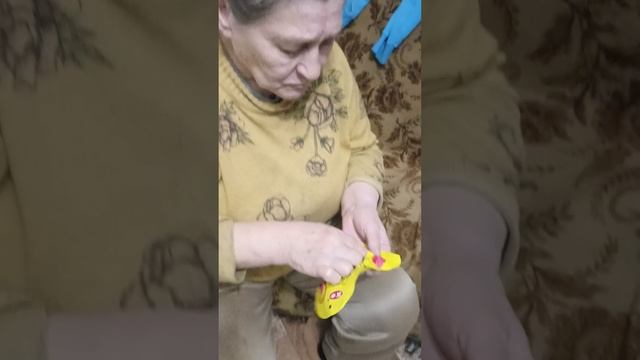 Моя бабушка первый раз пробует японскую еду