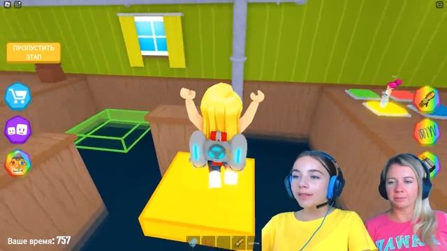 Family Play (Семейный ТВ) -  КОМАНДНЫЙ ПОБЕГ ОТ БАБУШКИ вместе С МАМОЙ в ROBLOX!