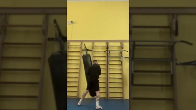 Отработка прямых ударов руками на боксерском мешке