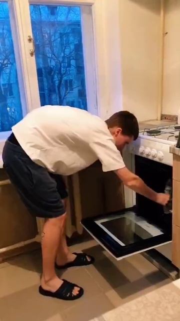 Когда хочу что-то положить в микроволновку
