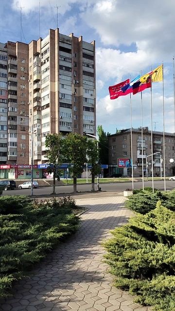 Луганск, Коцюбинского, флаги