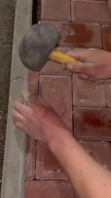 Укладка. Подрезка тротуарной плитки кирпич от Монолит