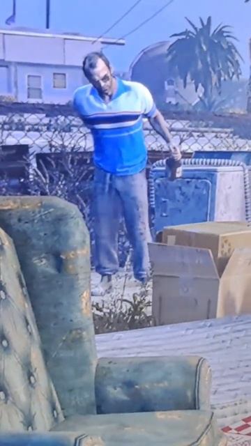 тревор кидает гранаты в GTA V (5)