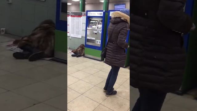 Попрошайка стреляет на синьку