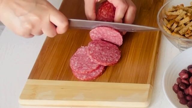 Салат с корейской морковью, копченой колбасой и сухариками.