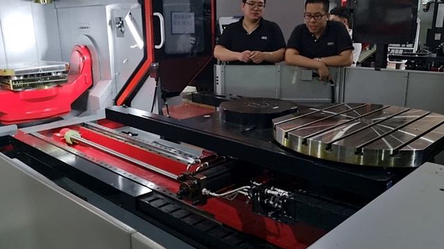 Система сменных паллет на пяти осевом станке Cato CBS800