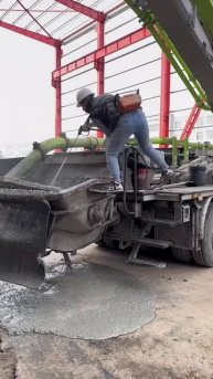 Female pump worker cleans cement pump #machinetools #automobile #bamboomachine #woodworking