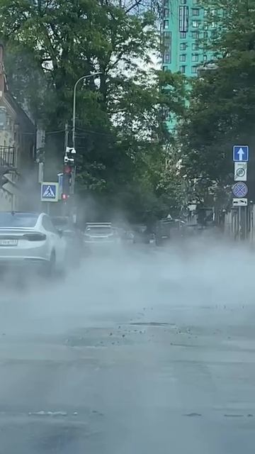 КИПЯЧЁННЫЕ ВОДЫ: на перекрестке Пушкинская — Островского течет кипят.