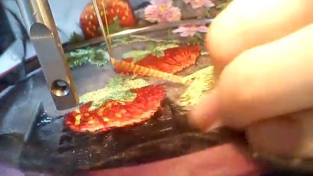 Вышиваем клубнику художественной гладью