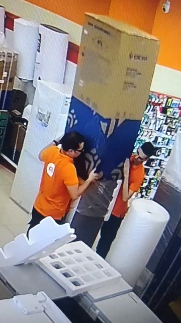 Сотрудники DNS распаковали холодильник. Смотреть конец