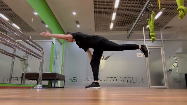 Ласточка (наклон на одной ноге с вытяжением одноименных руки и ноги)