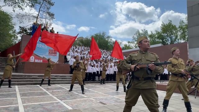На мемориале «Вечный огонь» в Элисте состоялся торжественный митинг