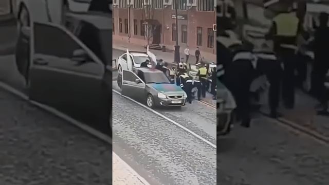 В Тюмени сотрудники ДПС остановили 22-летнего водителя для проверки документов. Молодой человек п...