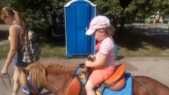 Юлечка катается на пони