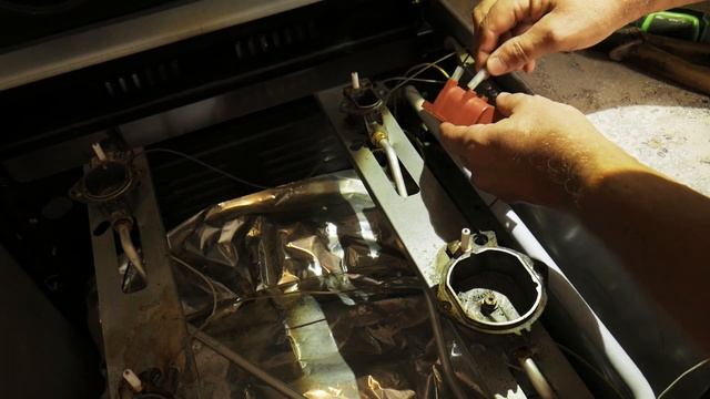 Не работает электророзжиг электроподжиг на газовой ?