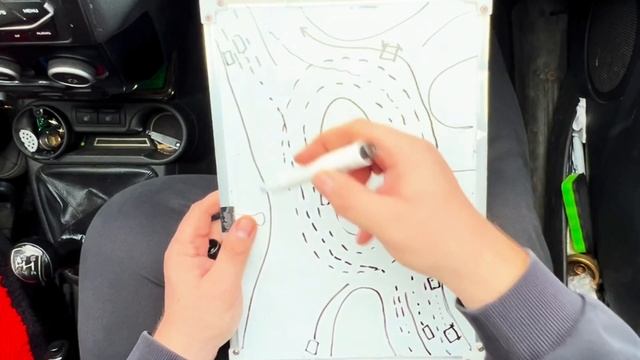 Как правильно проехать круговое движение на площади.