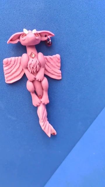 Дракон розовый ушастый магнит на холодильник