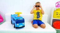 Влад и Никита играют с маленьким автобусом Тайо