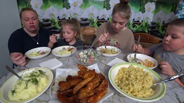 мукбанг. домашние стрипсы, пюрешка и салат