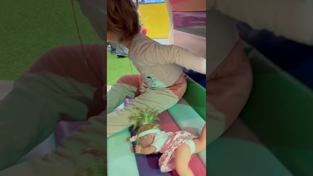 Евангелина в игровой на батутах и горах