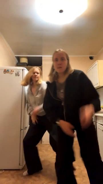 Это тысячная попытка снять танец, тут Даша об холодиль
