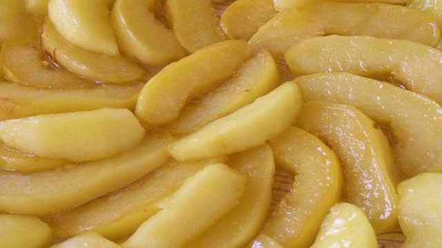Малиновый татен с айвой и яблоками