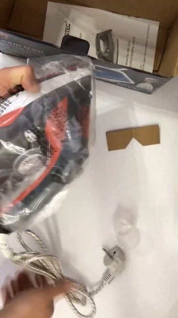Видео обзор Электрический паровой утюг с керамическо?
