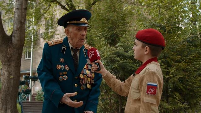 Юнармейский парад у домов ветеранов Владимира Логунова и Ивана Дударенко